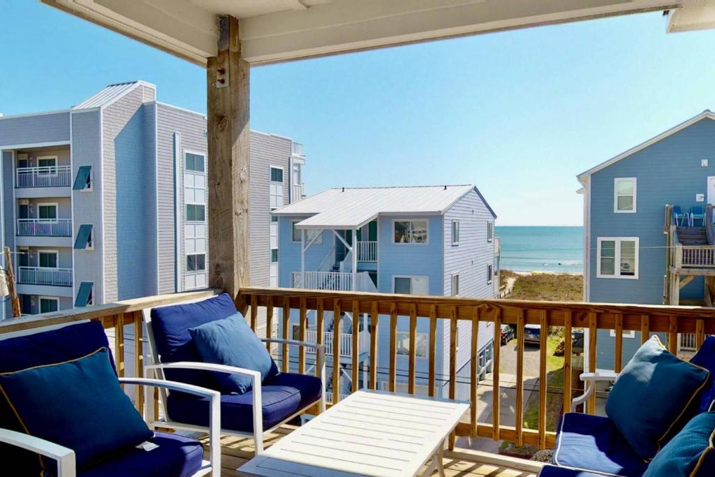 einen Balkon mit Stühlen und Meerblick in der Unterkunft Blue Heron Nest in Carolina Beach