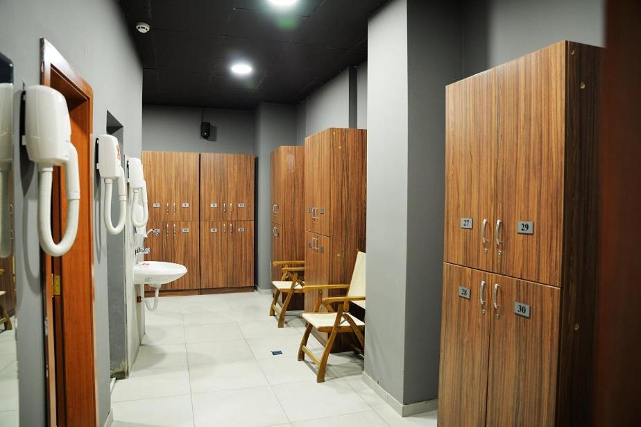 La salle de bains est pourvue de casiers en bois et d'un lavabo. dans l'établissement Flora Apartment 423, à Borovets