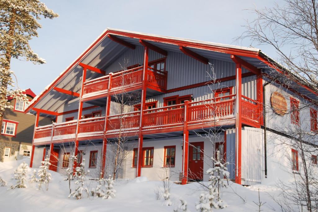 a large house with a balcony in the snow at Idre Fjäll, Söderbyn Ski in Ski out, 30 m till pisten in Idre Fjäll