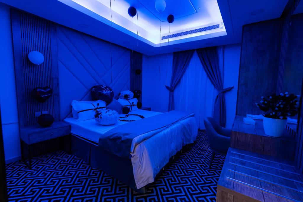 um quarto azul com uma cama com um ursinho de peluche em شقق نيروز ان للشقق المخدومة - Newroz N Serviced Apartments em Riyadh