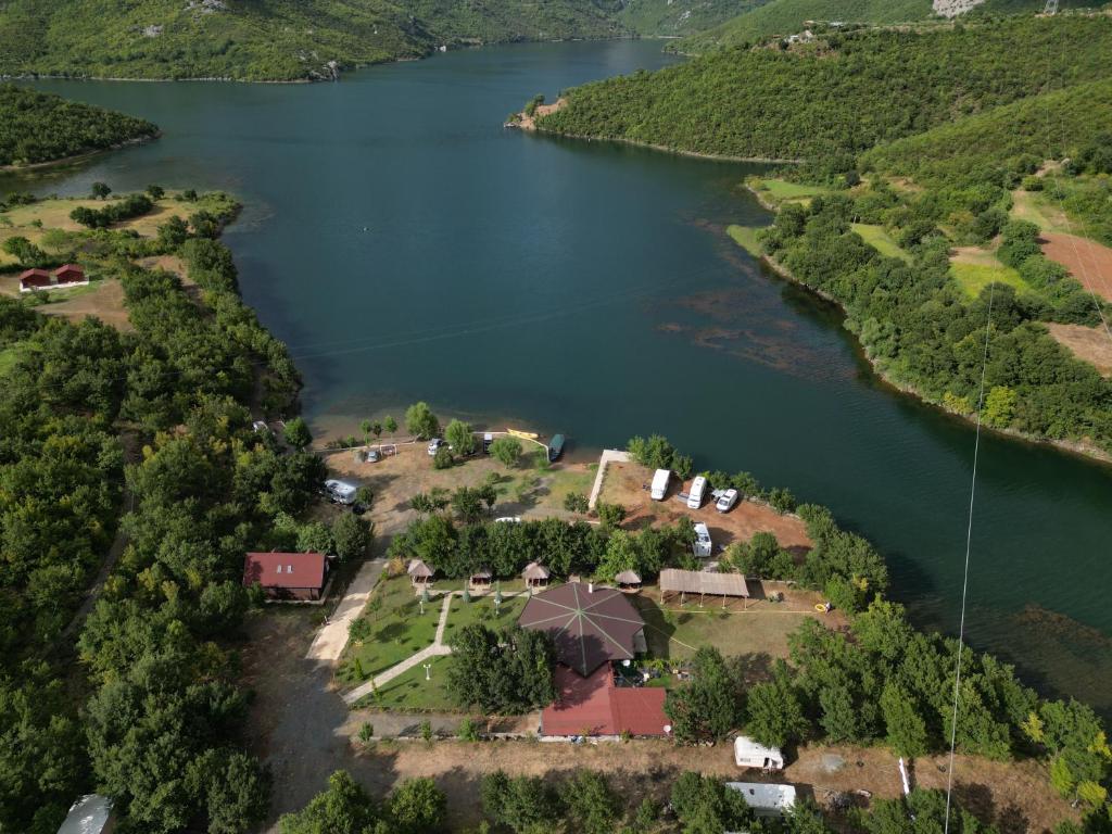uma vista aérea de uma ilha num lago em Agora Farmhouse em Koman