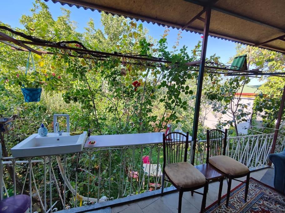 - Balcón con lavabo y 2 sillas en Cosy Cottage with fireplace and garden - Close to City centre and Skii Resort, en Melikgazi