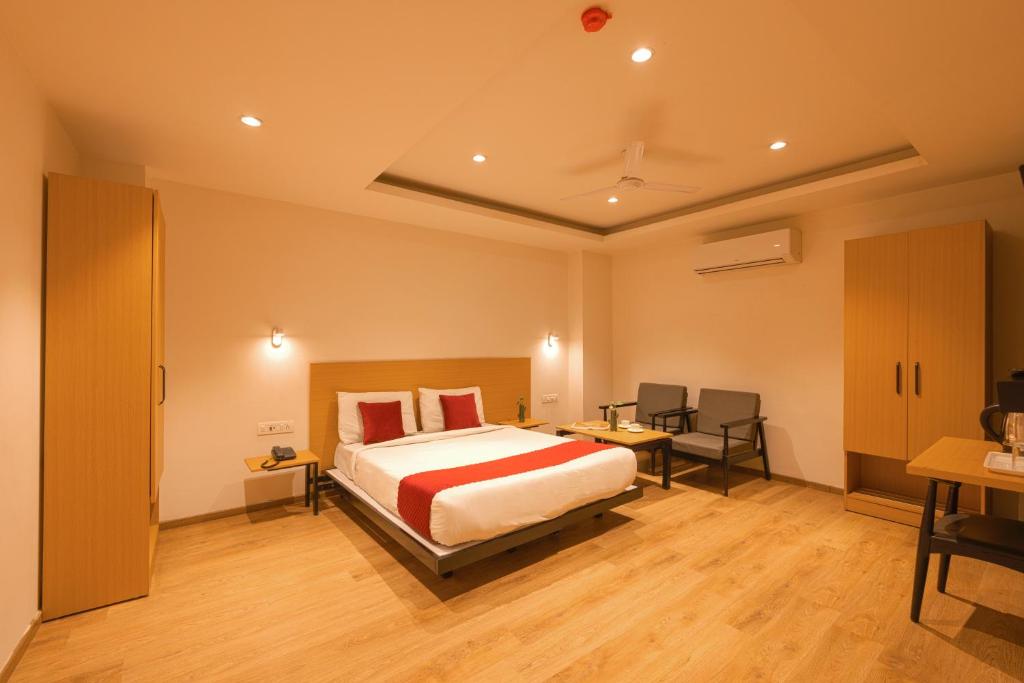 Postel nebo postele na pokoji v ubytování Hotel GT at Delhi Airport