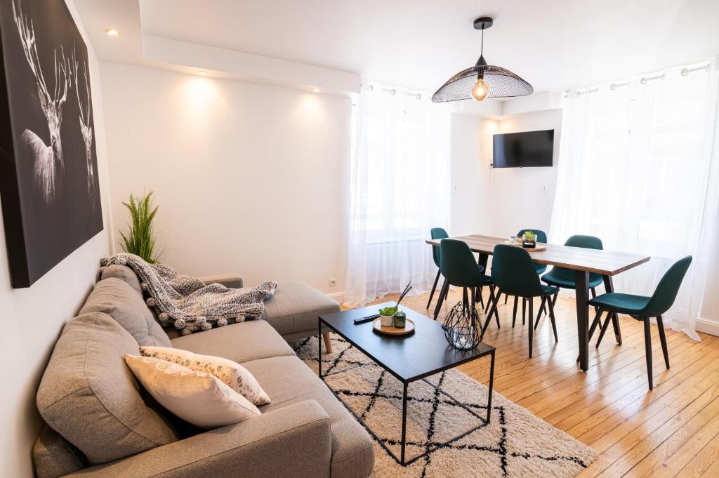 un salon avec un canapé et une table dans l'établissement Bleu des Vosges, à Gérardmer