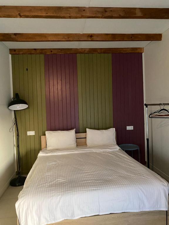 Postel nebo postele na pokoji v ubytování Chateau Tsinandali Hotel
