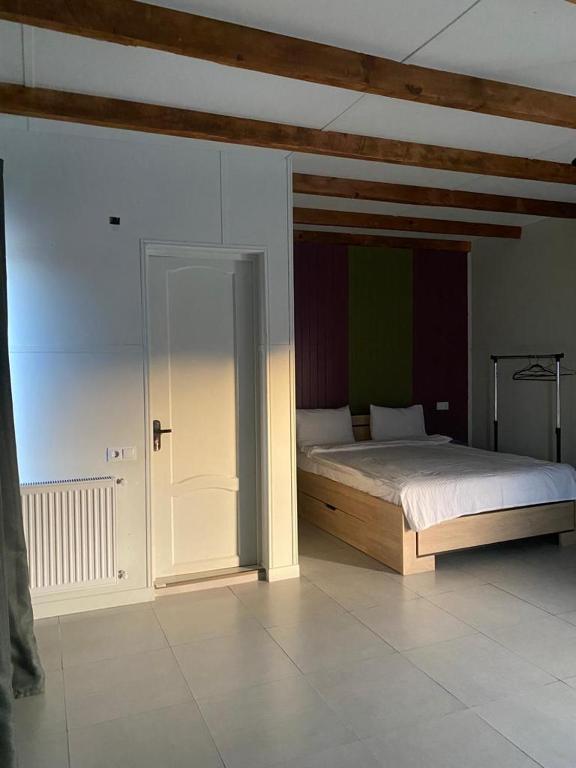 Postel nebo postele na pokoji v ubytování Chateau Tsinandali Hotel