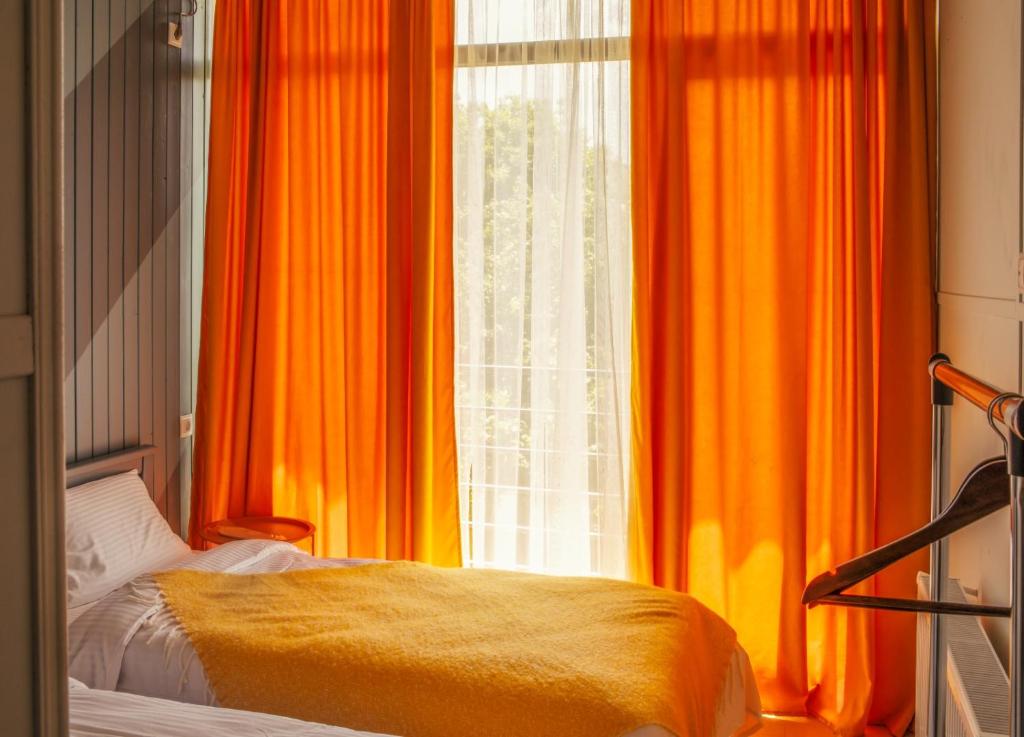 Postel nebo postele na pokoji v ubytování Chateau Tsinandali Hotel