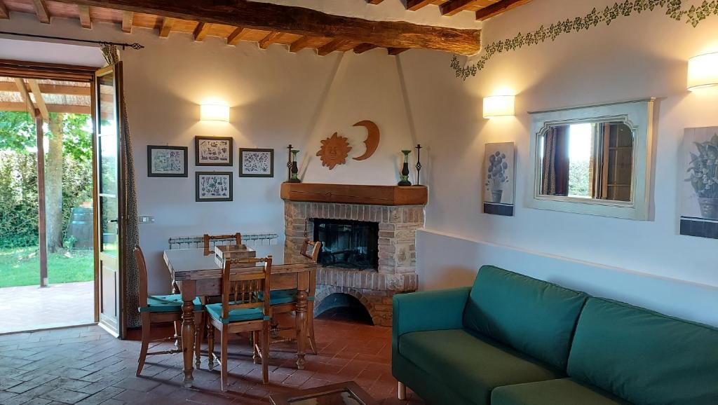 - un salon avec une table et une cheminée dans l'établissement Il Tiglio Bianco, à Sienne