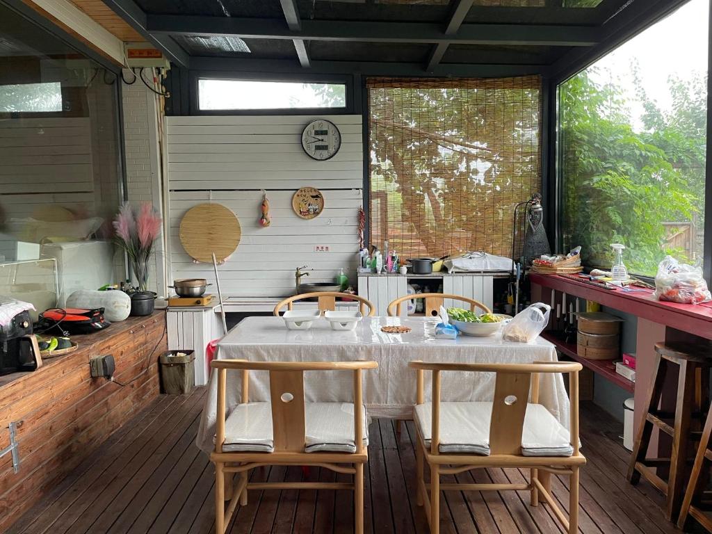 uma cozinha com mesa e cadeiras num quarto em Kyoguro em Miyun