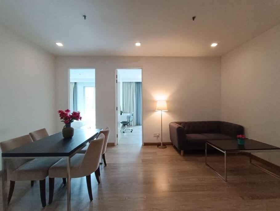 una sala de estar con una mesa y un sofá en RM201 Bukit Bintang 2 Bedroom Balcony CIty View, en Kuala Lumpur