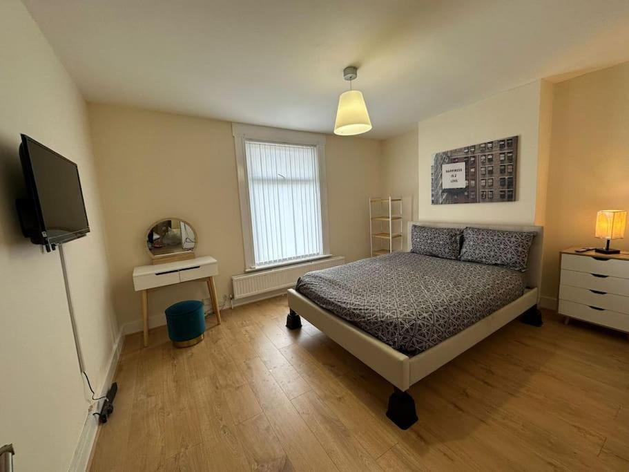 1 dormitorio con 1 cama y TV en Big 2 Bedroom London House 2 bathrooms, en Plumstead