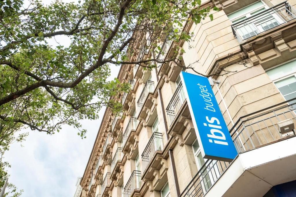 un panneau bleu sur le côté d'un bâtiment dans l'établissement Ibis Budget Strasbourg Centre Gare, à Strasbourg