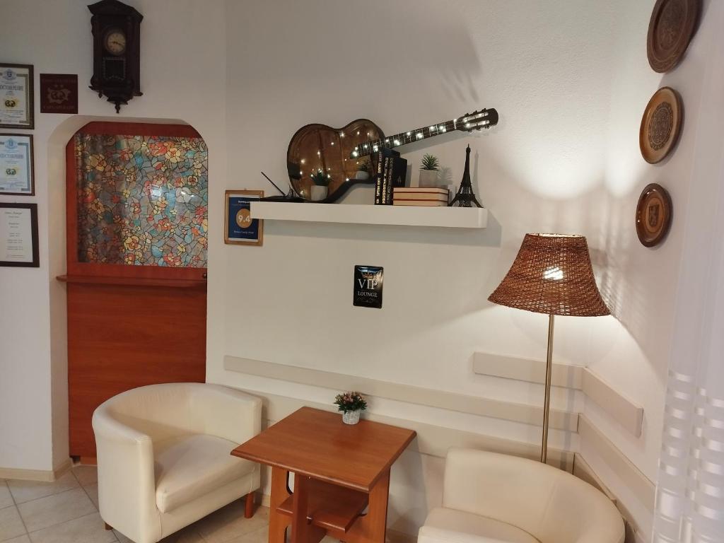 Posezení v ubytování Petkov Family Hotel
