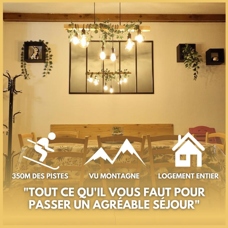 une salle à manger avec une table et un lustre dans l'établissement Résidence les Olympiades - 9 personnes, à Praz-sur-Arly