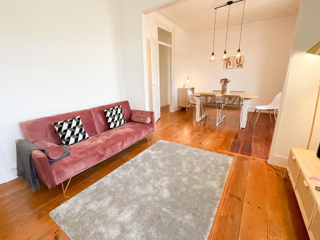 Et opholdsområde på Fantastic Spacious Apartment near Carcavelos Beach