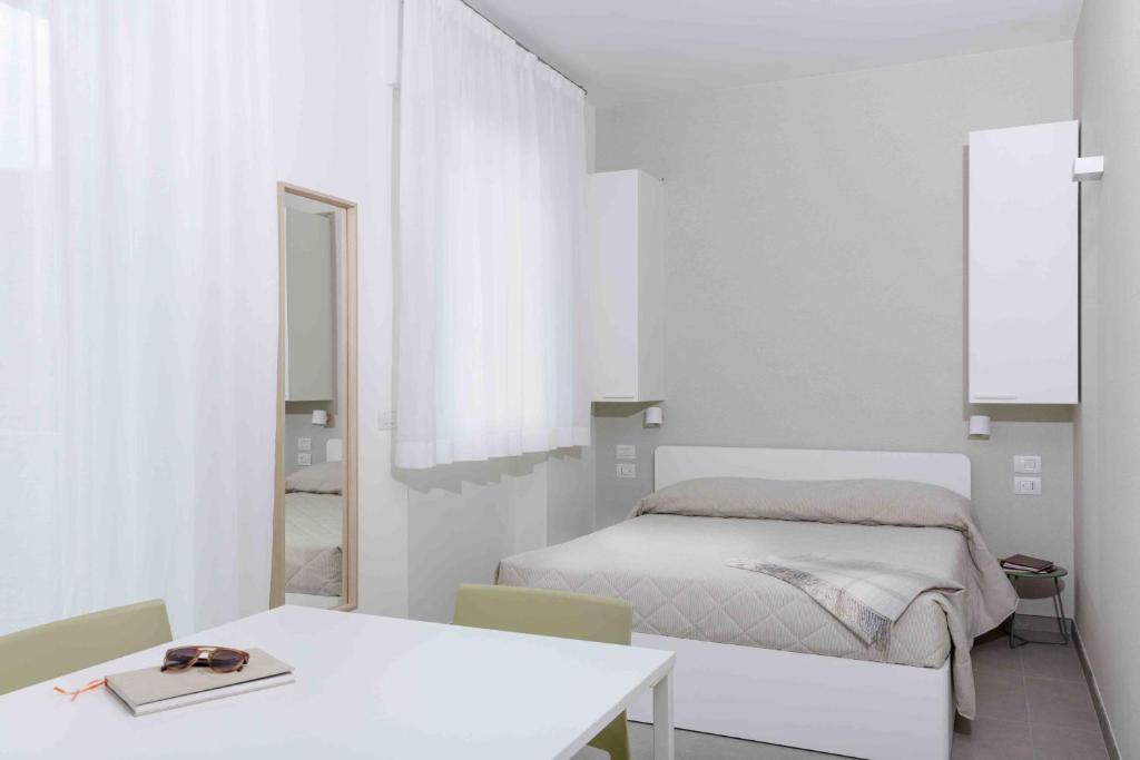 Łóżko lub łóżka w pokoju w obiekcie Cirene Apartments Milano