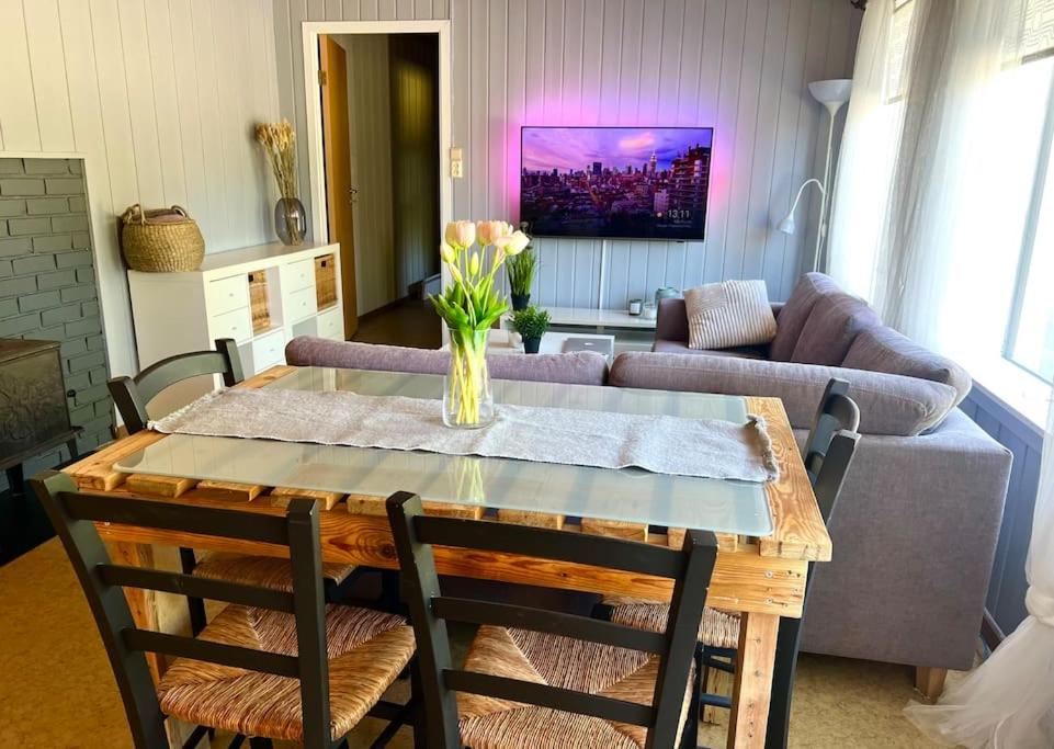 sala de estar con mesa y sofá en Apartment-A near Etne-Odda, en Etnesjøen