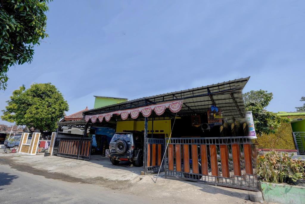 een voedselkar met luifel aan de straatkant bij OYO Life 92840 Wisma Morricco in Jombang