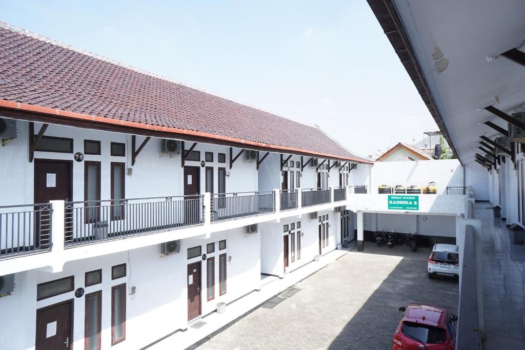 uma vista aérea de um edifício com estacionamento em OYO Life 92886 Rumah Nyaman Radhika 2 Syariah em Tuban