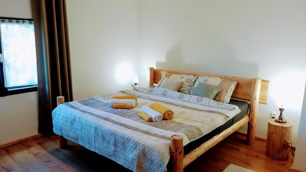 弗濟內的住宿－Apartman Barbara，一间卧室配有一张带两个枕头的床