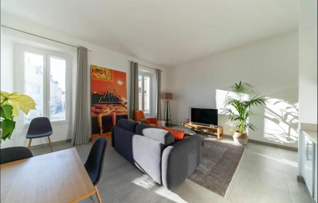 uma sala de estar com um sofá e uma mesa em AMAZING & MODERN 2-Bedrooms em Cannes