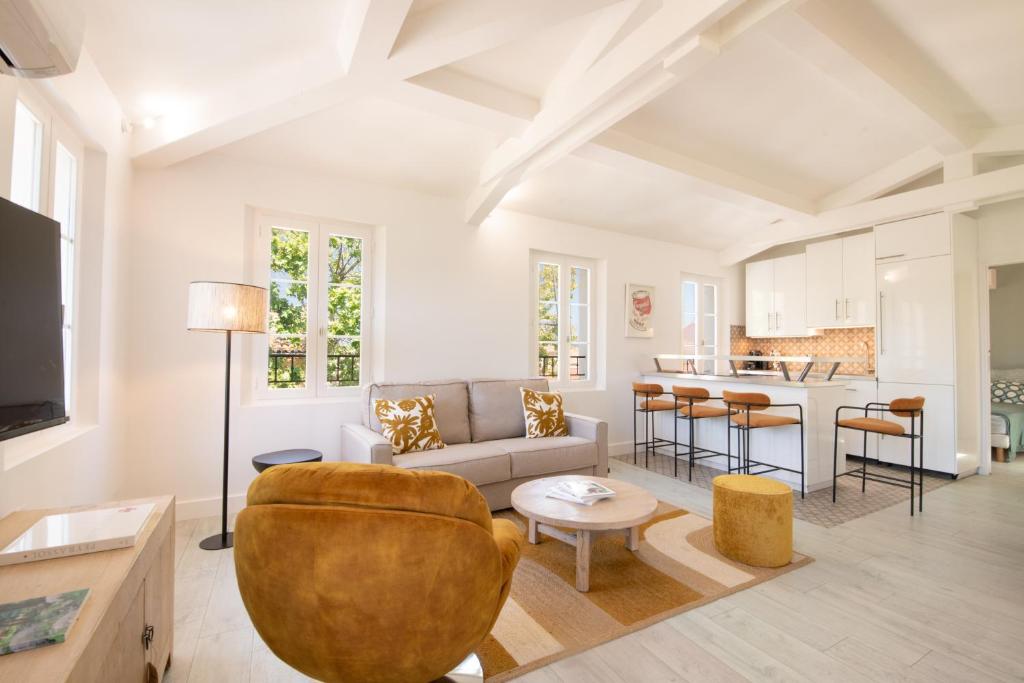 un salon avec un canapé et une table dans l'établissement RIVIERA, à Saint-Tropez