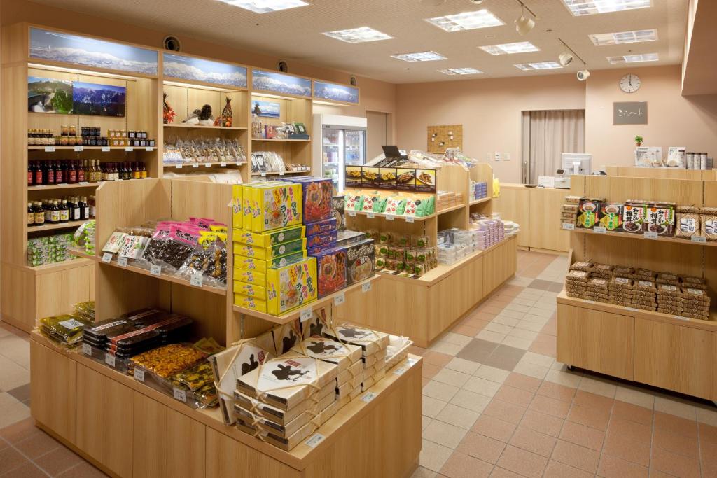 Supermarket nebo jiné obchody v  hotelu nebo okolí