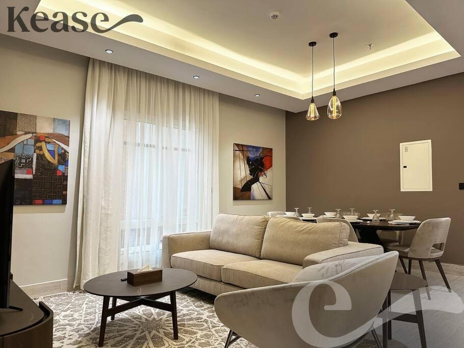 - un salon avec un canapé et une table dans l'établissement Kease King Salman K-1 Lusso Najd AZ89, à Riyad