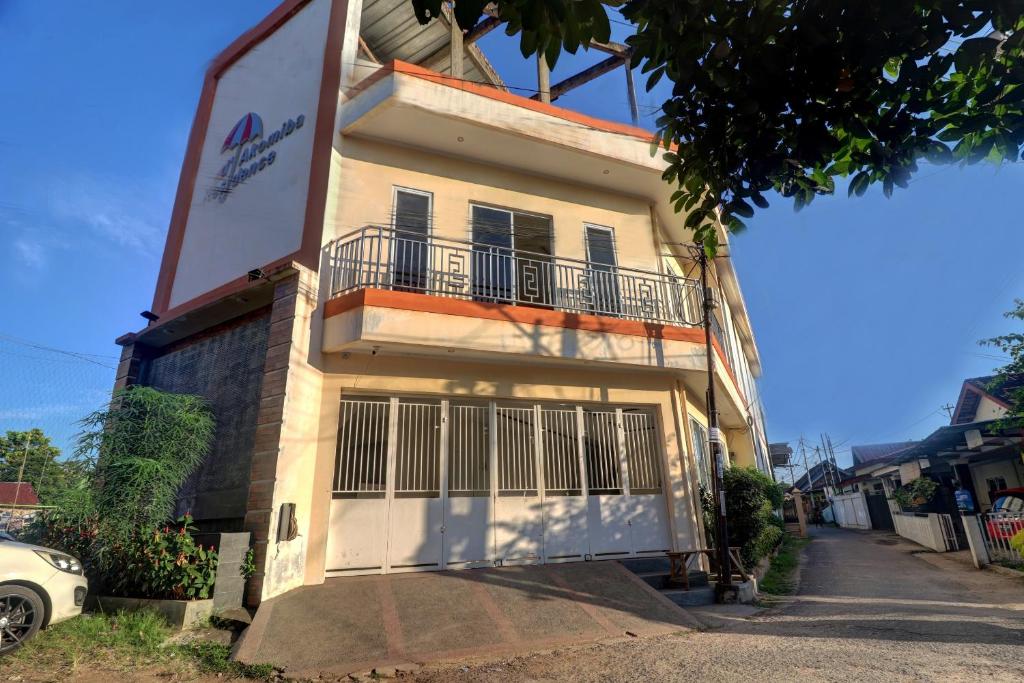 um edifício com uma varanda ao lado em OYO Life 92707 D-akomiba Residence em Jambi