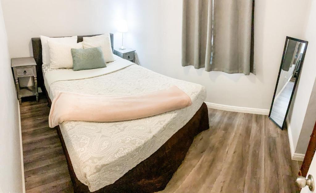 a bedroom with a large bed in a room at 2bdrm Gaslamp Conv Cntr - W Parking & 4 Beds #1 in San Diego