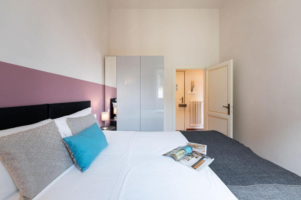 A bed or beds in a room at Apartments Florence Alfani Suite