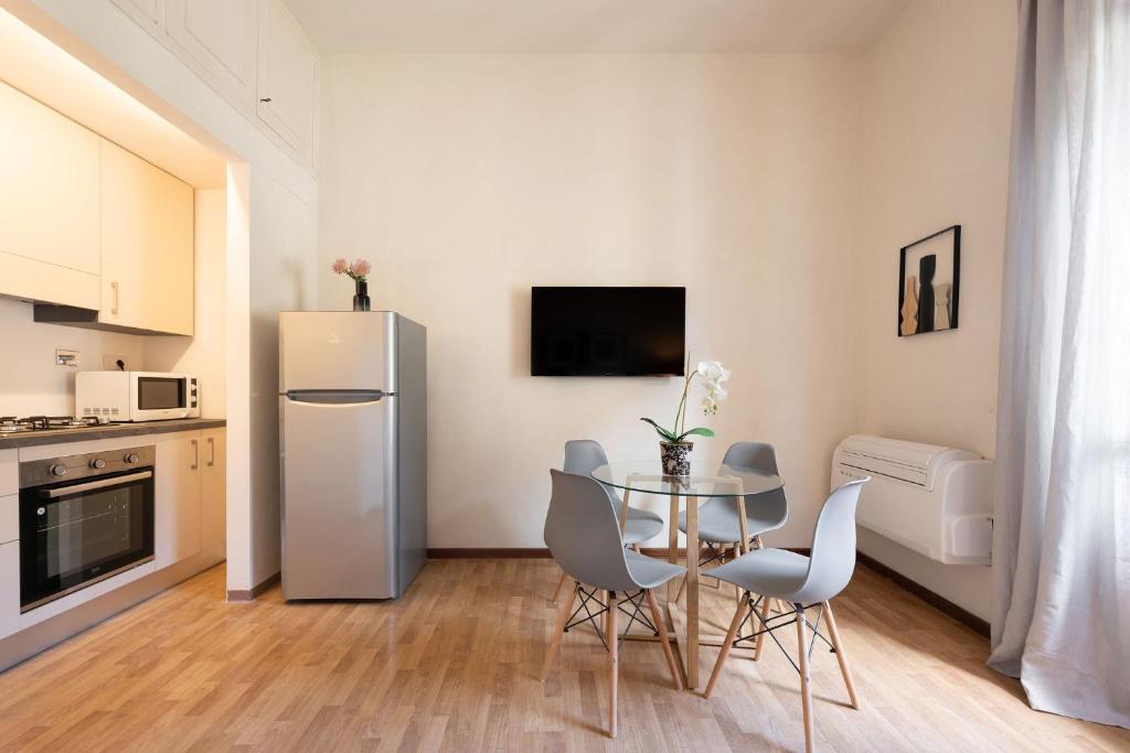A kitchen or kitchenette at Apartments Florence Alfani Suite