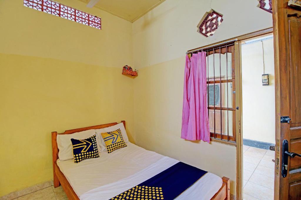 A bed or beds in a room at OYO Life 92954 Shanti Kost