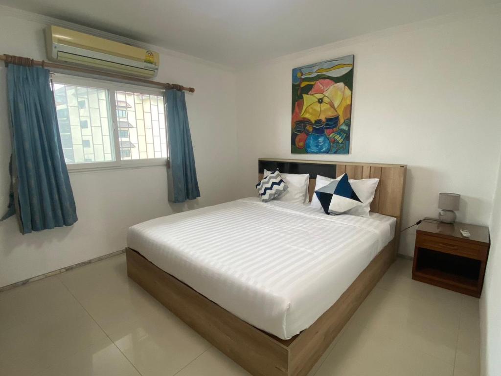Nong PrueにあるAloft Hotel and Hostel Pattayaのベッドルーム1室(大型ベッド1台付)