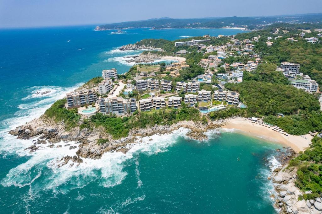 una vista aérea de un complejo en una isla del océano en 3009 - Amanecer E3, en Santa Cruz Huatulco