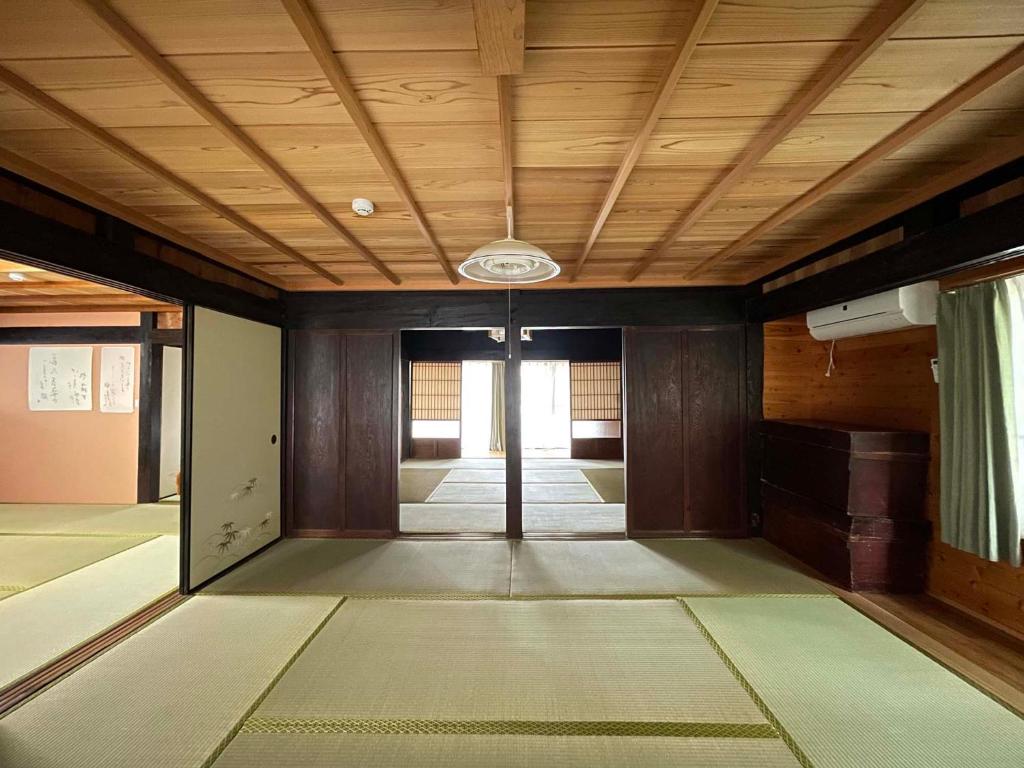 屋久島にあるYakushima Umigame house　屋久島 海がめの里 蘭亭の木製の天井と廊下のある空の部屋