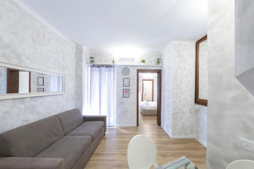 - un salon avec un canapé et une chambre dans l'établissement Home Holiday Rome - 2° Floor, à Rome