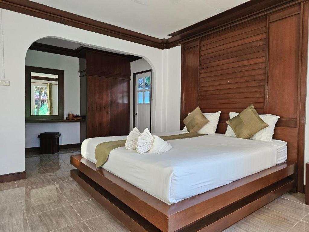 Lanta Nice Beach Resort - SHA Extra Plus - Deluxe Bungalow Beach Side Row Two En Row Three