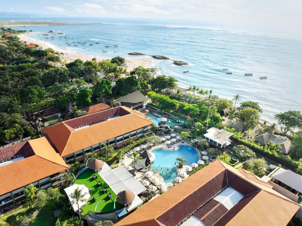 een luchtfoto van het resort en de oceaan bij Bali Dynasty Resort in Kuta
