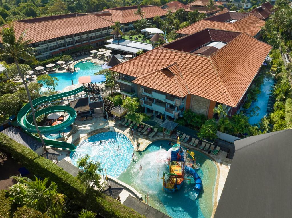 una vista aérea de una piscina en un complejo en Bali Dynasty Resort en Kuta