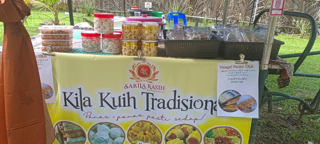 a table with a sign for kita kith trail fusion at Homestay Damai Sri Kota in Kepala Batas