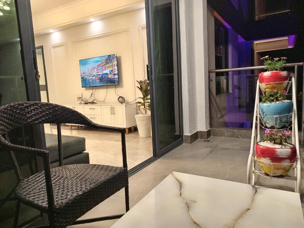 TV a/nebo společenská místnost v ubytování STAYREST Safari Tours NEW 3 bedroom Apartments in Kilimani Nairobi with rooftop pool