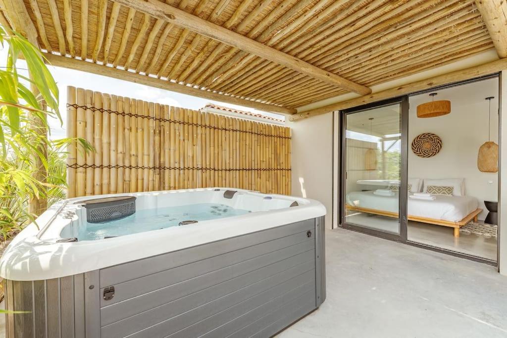 - un bain à remous dans une chambre dans l'établissement VILLA KASBAR avec spa privé 4 étoiles, à Tizac-de-Curton