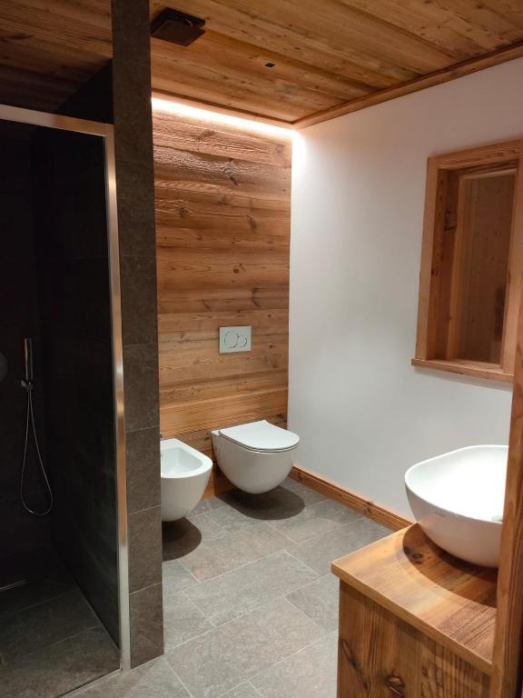 a bathroom with two sinks and two toilets at Fior di Roccia Apartments- in centro Cervinia, sauna privata, Matterhorn dream in Breuil-Cervinia