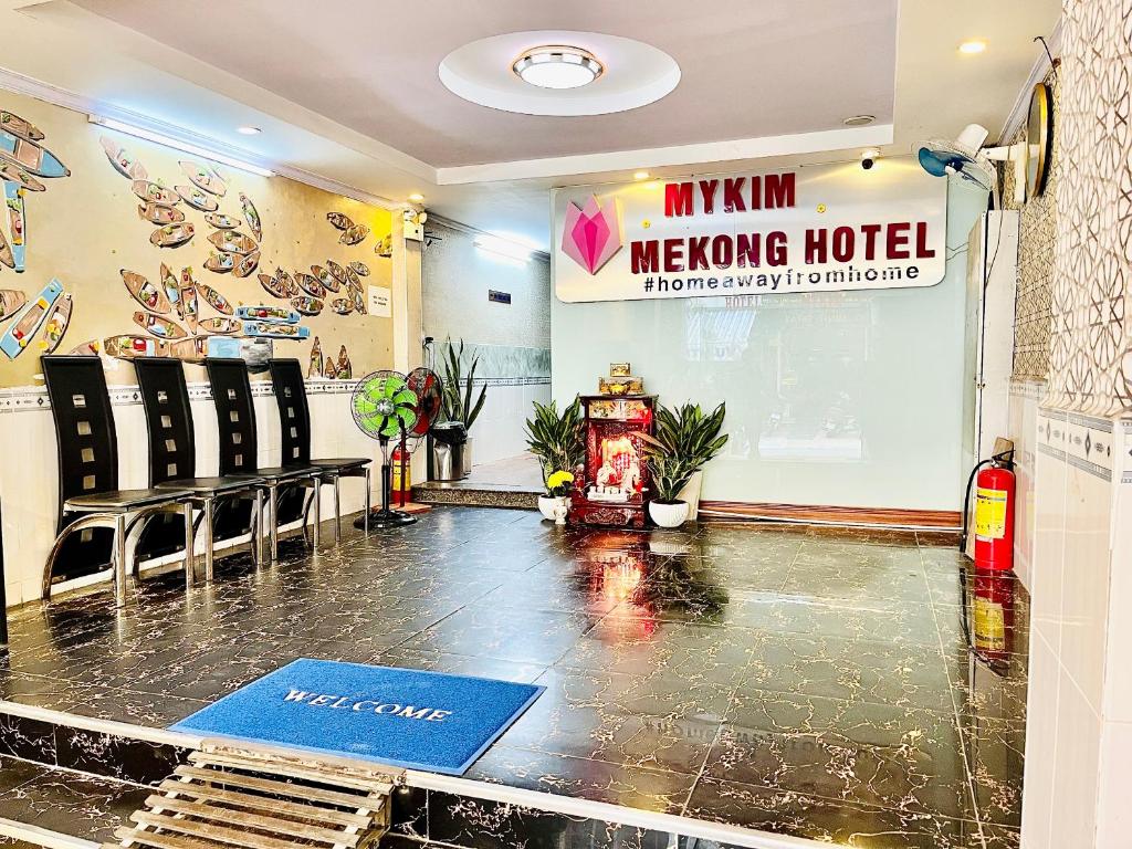um átrio com uma sala de reuniões com cadeiras em My Kim Hotel - Ngay Bến Ninh Kiều em Can Tho