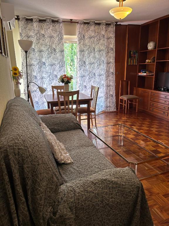 A television and/or entertainment centre at Apartamento Isabel