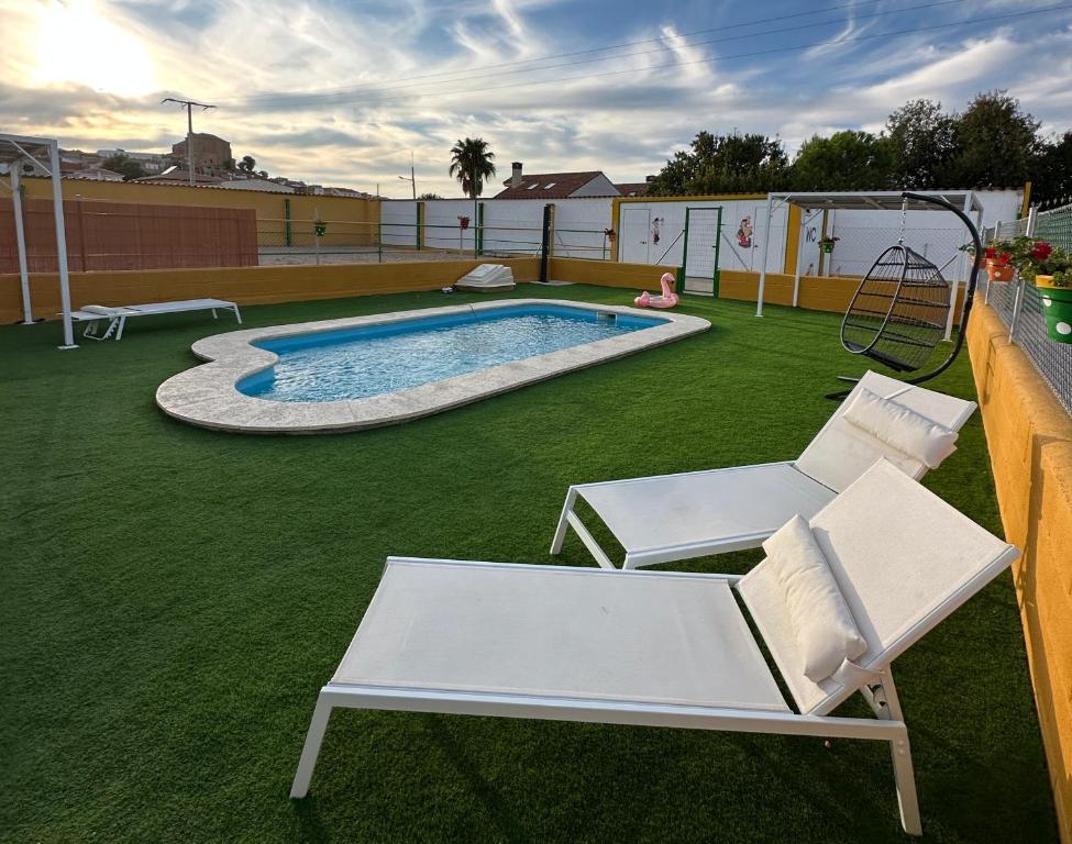 The swimming pool at or close to Casa Rural con Piscina, Celebración Eventos y Bodas Cerca de Madrid