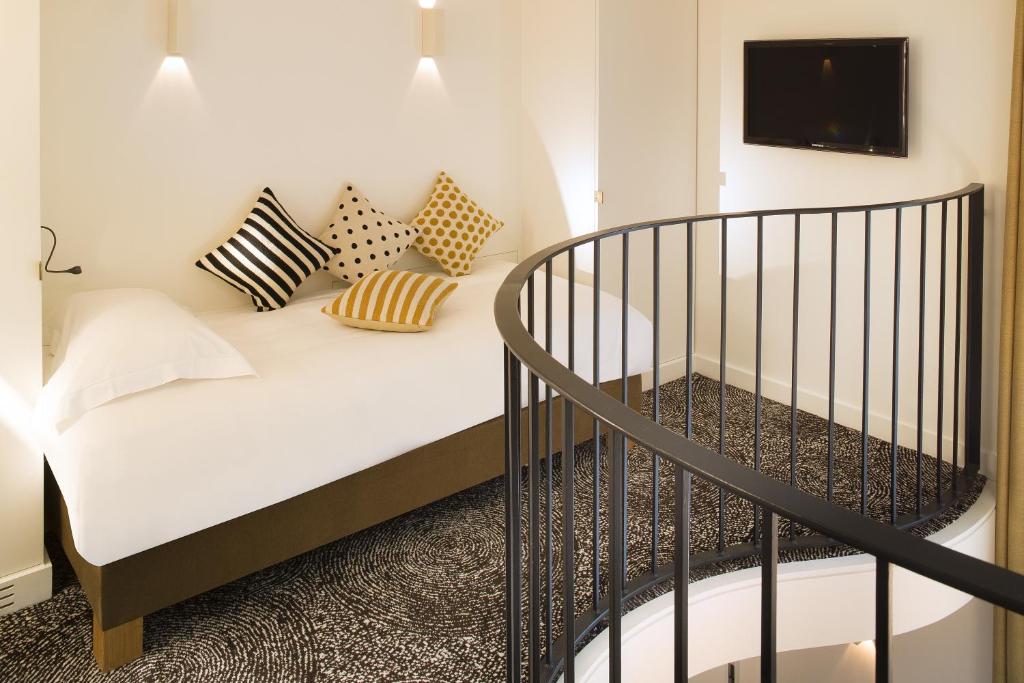 Hotel Marignan Champs-Elysées - Resim 24