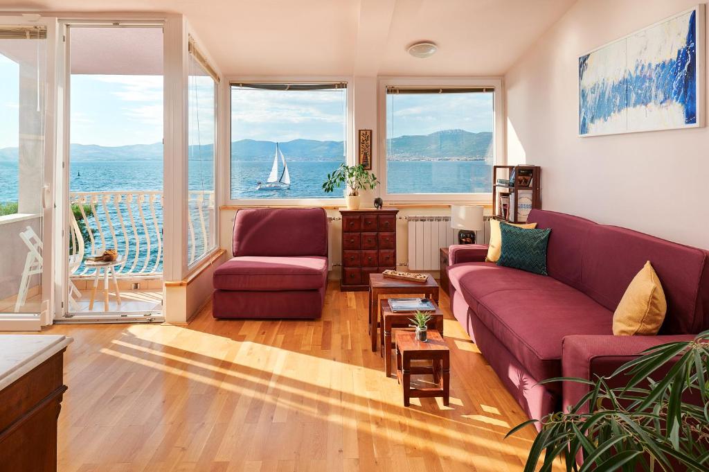 - un salon avec un canapé et une grande fenêtre dans l'établissement Sun Spalato Hills 8, à Split