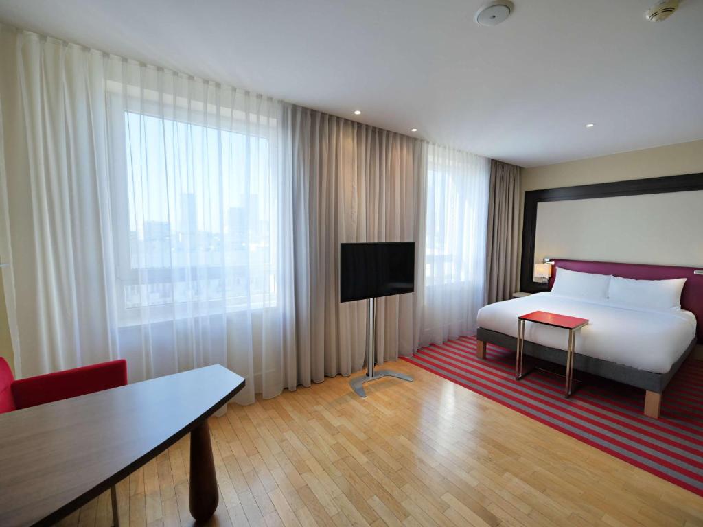 Televízia a/alebo spoločenská miestnosť v ubytovaní Mercure Warszawa Grand